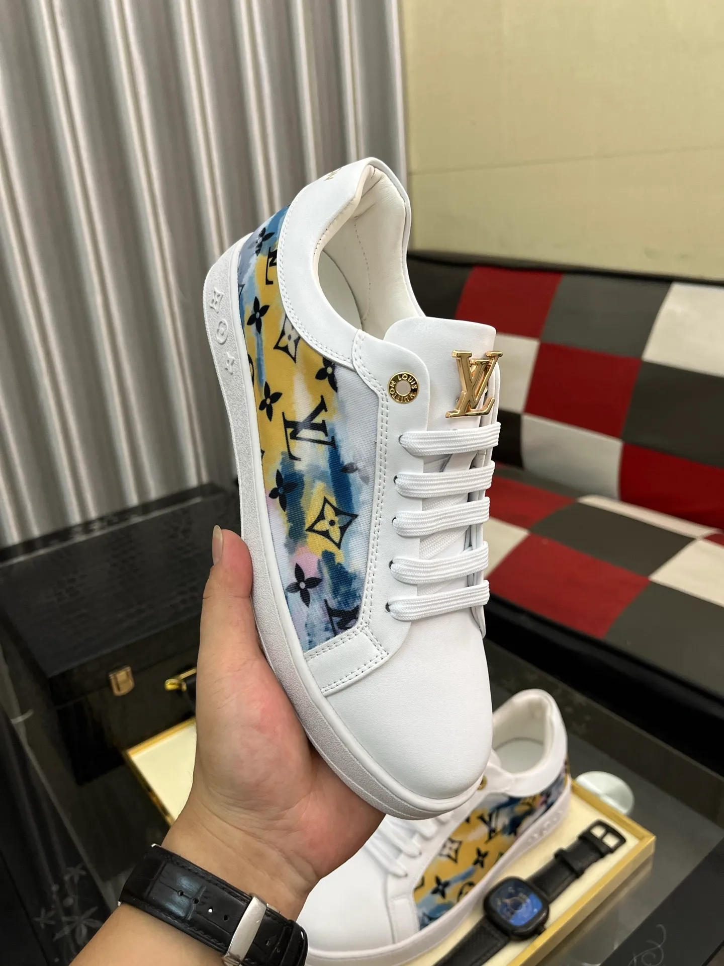 Men's shoes💰400⌚️⌚️"LV" latest men's casual shoes, genuine leather lining, rubber wear-resistant outsole, fine lines and beautiful strips, not too much decoration, European and American style, comfortable and high-end, code number: 38 to 44 45 can be customized, 3️⃣colors are available